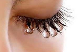 Как обезопасить лицо, используя водостойкую косметику?