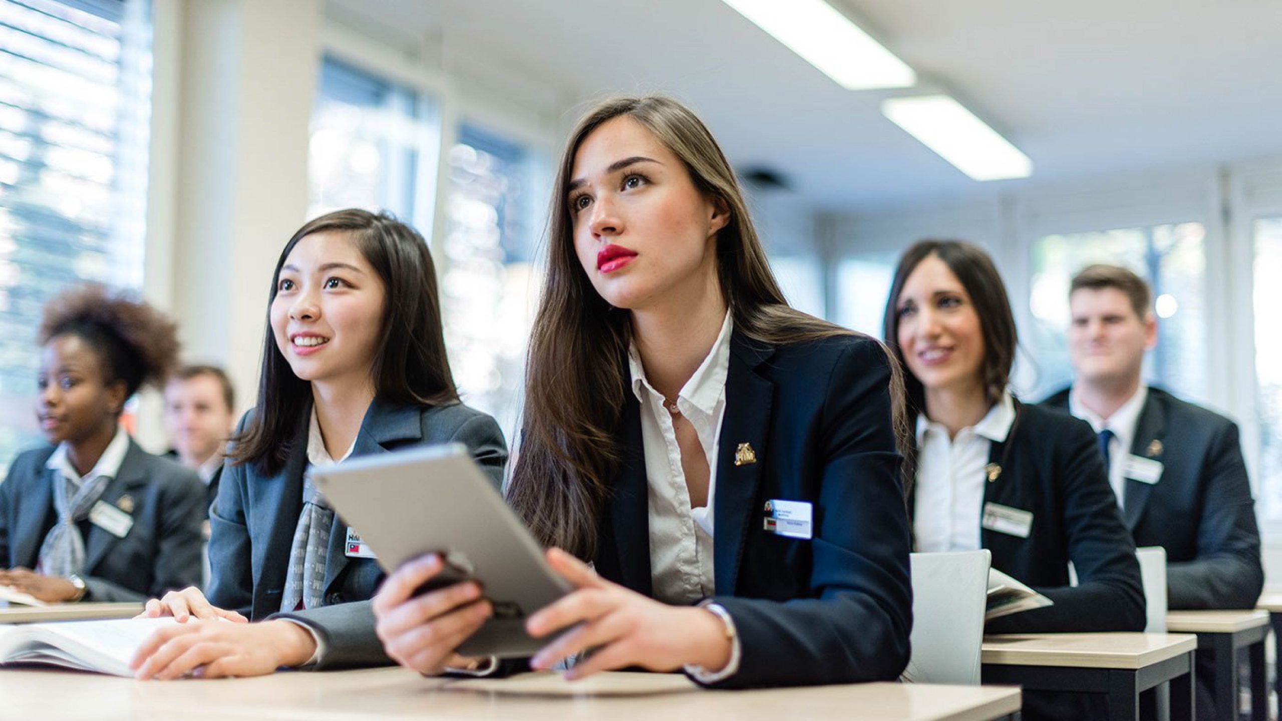 Women s university student who served in. Студенты экономисты. Студенты за рубежом. Студенческое предпринимательство. Стажер в компании.